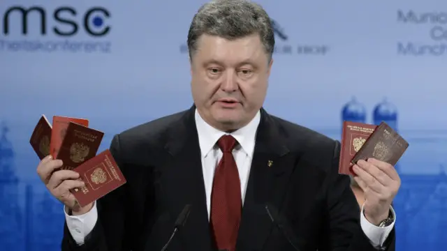 یوکرینی صدر پیترو پوروشنکو میونخ میں سکیورٹی کانفرنس کے دوران روسی فوجیوں کے پاسپورٹ دکھا رہے ہیں