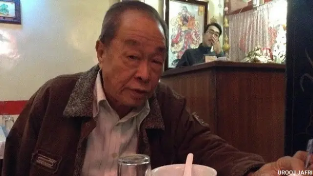 नौशेरा शहर में चीनी रेस्तरां ड्रैगन गार्डन के मालिक रॉबर्ट चेन