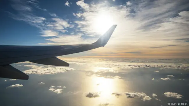 La cola de un avión en la puesta de sol