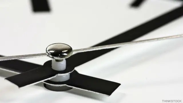 Una vista cercana de un reloj