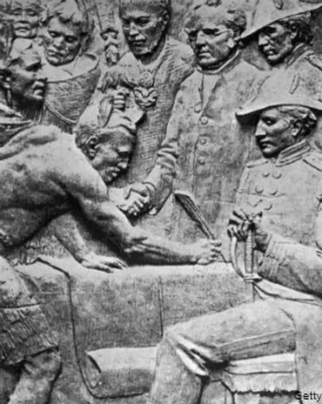 Bajorrelieve que muestra la firma del Tratado de Waitangi