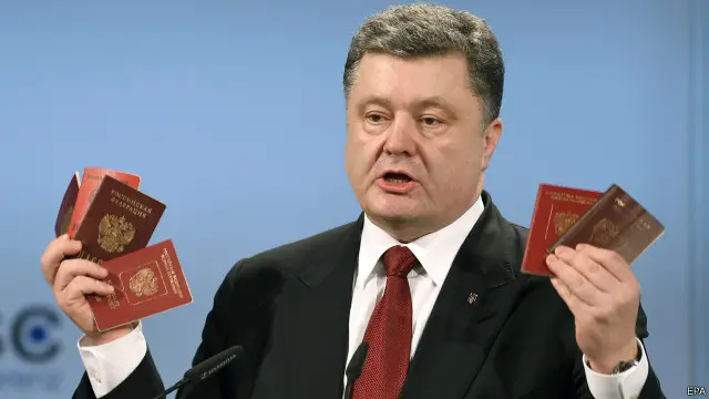 بوروشينكو يرفع جوازات سفر قال إنه لجنود روس يقاتلون في أوكرانيا.