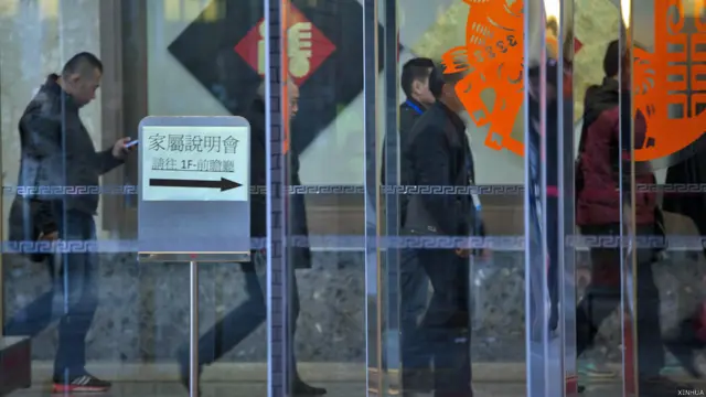 GE235航班遇难乘客家属抵达台北福华会馆出席复兴航空简报会（新华社图片8/2/2015）