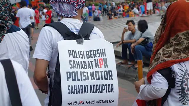 Masyarakat menuntut institusi kepolisian dibersihkan dari praktek korupsi.