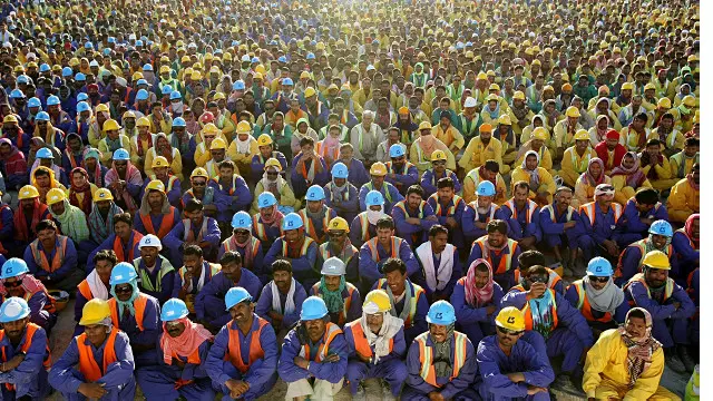 اولین بار دولت محمد خاتمی بود که در ادامه اقدام مجلس پنجم در خروج کارگاه‌های زیر پنج نفر، کارگاه‌های زیر ۱۰ نفر را هم از شمول قانون کار خارج کرد و به این ترتیب میلیون‌ها تن از نیروی کار ایران را از همان حمایت‌های نیم‌بند قانون کار محروم کرد. 