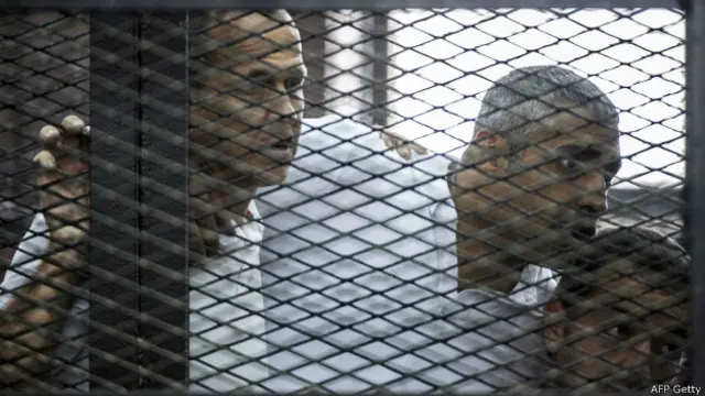 كانت المحكمة النقض قد ألغت أحكاما بالسجن من سبع لعشر سنوات على صحفيي الجزيرة في يناير/كانون الثاني الماضي