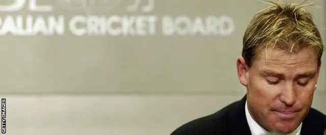 وارن نے ٹیسٹ میچوں میں 708 اور ایک روزہ میچوں میں 293 وکٹیں حاصل کیں۔