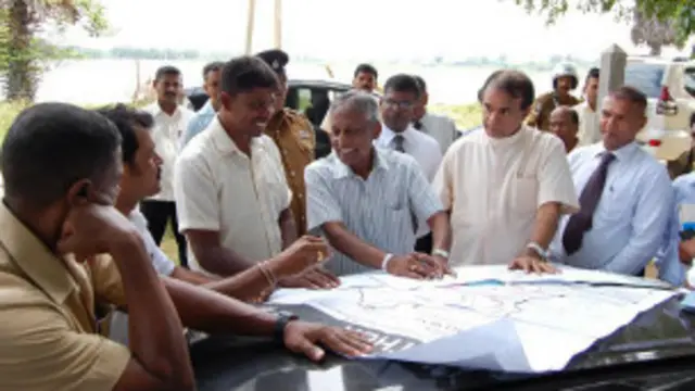 මායිම් පිලිබඳ ප්‍රශ්න විසඳාදීම සඳහා ද රජයේ මැදිහත්වීමක් අවශ්‍ය බවයි ඔවුන් පවසන්නේ.