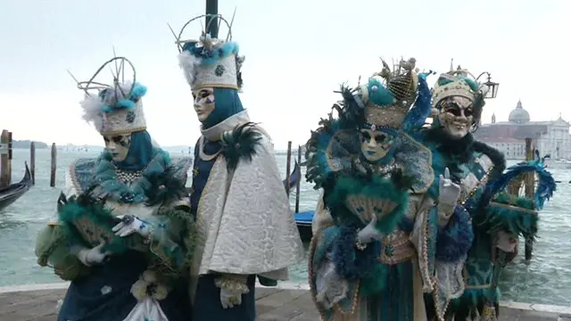 بعض ناظرین نے اس میں اساطیری لباس کو اپنای تھا