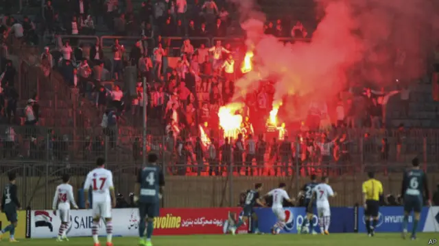 Los aficionados culparon a las autoridades por abrir únicamente una puerta para dejarles entrar.