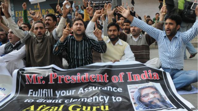 कश्मीर में अफ़ज़ल गुरु की बरसी पर विरोध प्रदर्शन हुए