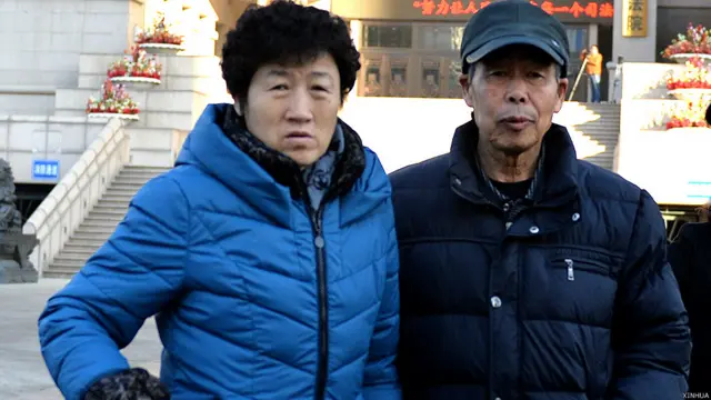 呼格吉勒图父母李三仁(右)、尚爱云抵达呼和浩特市中级法院准备旁听赵志红案宣判(新华社图片9/2/2015)