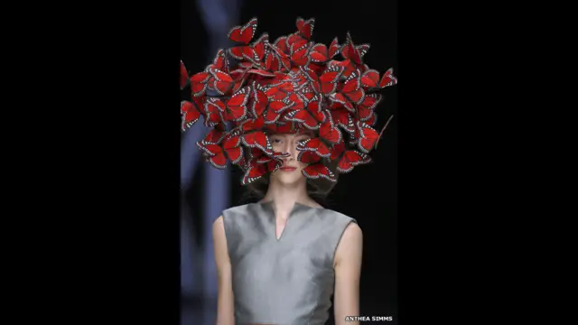 Шляпа из бабочек из перьев ручной росписи