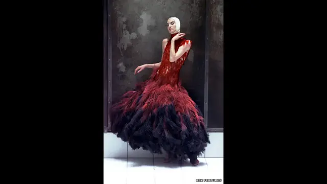 Платье из страусовых перьев