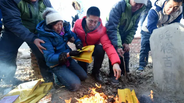 呼格吉勒图父母到儿子坟前祭奠（新华社图片15/12/2014）