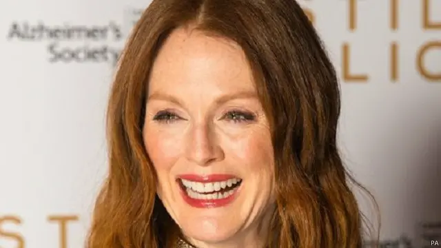 جوليان مور حصدت جائزة أفضل ممثلة في فيلم "لا أزال أليس" عن أدائها دور أستاذة لغويات تعاني من الخرف