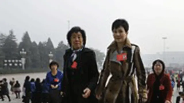 李小琳的时尚装扮也不时成为媒体讨论的话题。（新华网）