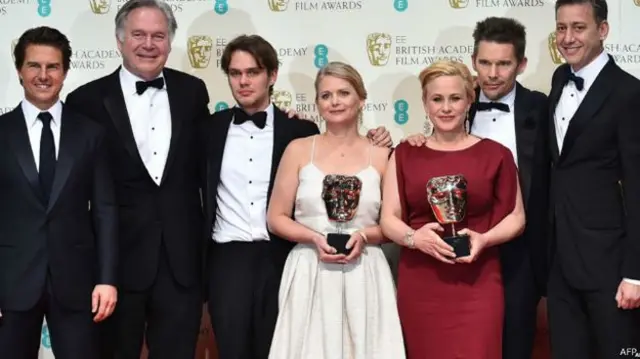 汤姆·克鲁斯为最佳影片《少年时代》颁奖。