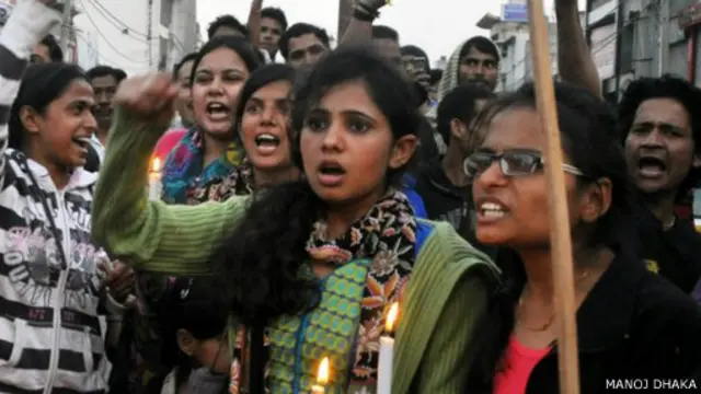 ඝාතනය හෙළා දැක උද්ඝෝෂණයේ යෙදෙන ඉන්දීය තරුණියන් 