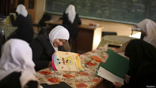 फ़लस्तीनी स्कूली लड़कियां