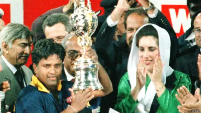 1996 के आईसीसी विश्व कप की ट्राफ़ी लेते हुए श्रीलंका के कप्तान अर्जुन रणतुंगा.