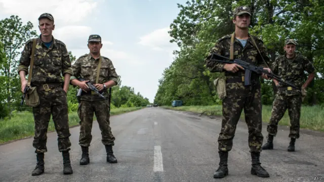 Украинские солдаты на блок-посту