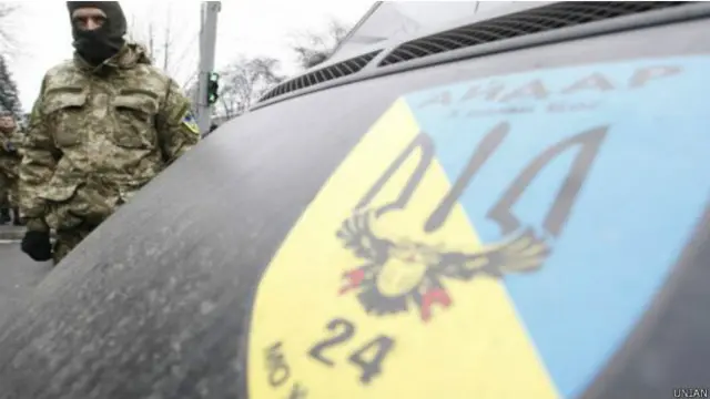 Эмблема "Айдара" на лобовом стекле