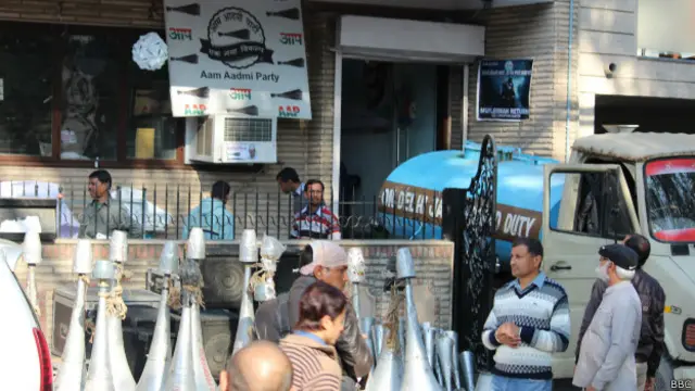 आप के दफ़्तर में जश्न का माहौल