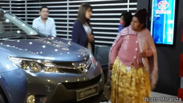 Mujer aymara en el mall m'as grande de La Paz