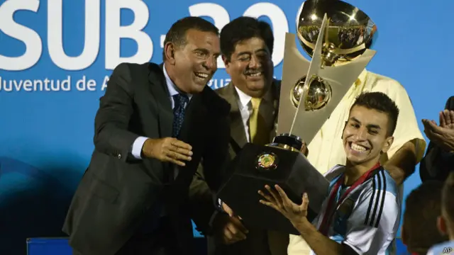 El capitán de Argentina, Ángel Correa, recibe el trofeo de campeón del Sudamericano Sub20 que se disputó en Uruguay.