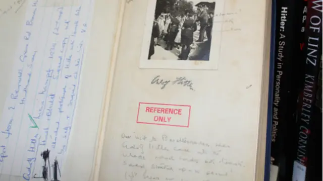 نسخه ای از ترجمه جیمز مورفی از "نبرد من" که هیتلر آن را امضا کرده است