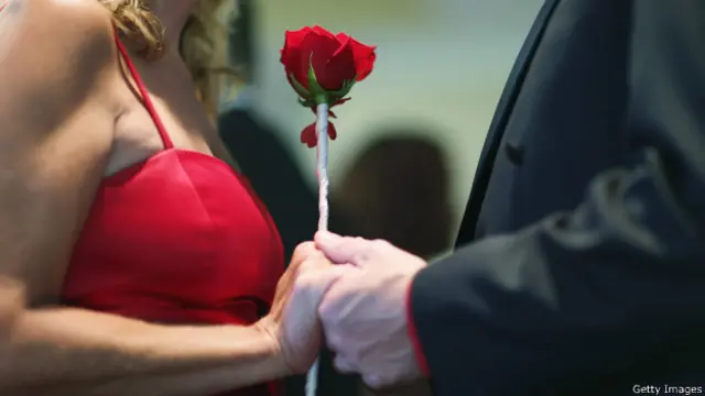 пара с розой