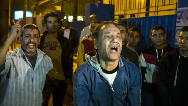 حمل المتفرجون السلطات في أعقاب حوادث الأحد مسؤولية فتح بوابة واحدة فقط لدخول الملعب