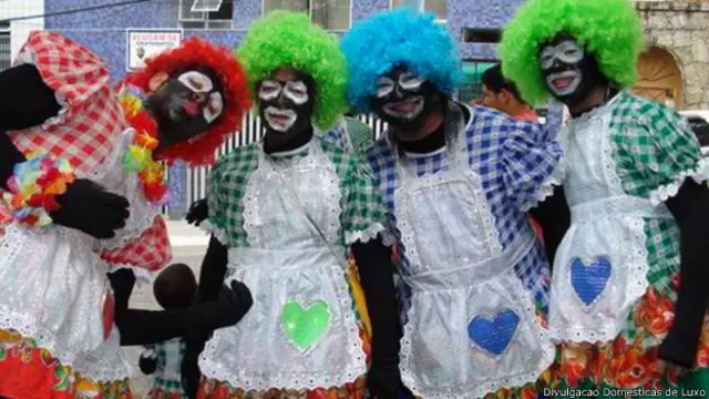 Formado só por homens com rostos pintados de preto, bloco 'Domésticas de Luxo' sai nas ruas de Juiz de Fora desde 1958 - último desfile indignou mulheres negras nas redes sociais