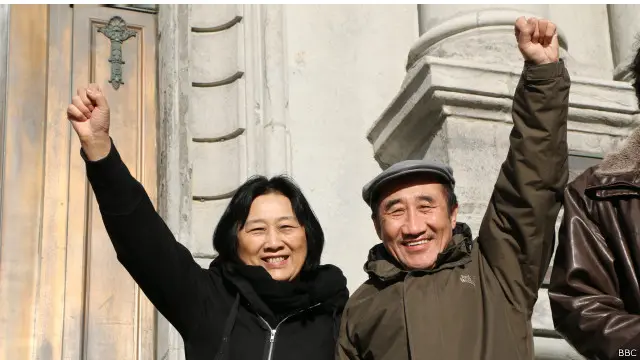 席海明說,中國在內蒙古草原圈建軍事基地侵佔了牧民的草場(席海明,右,高瑜,左)