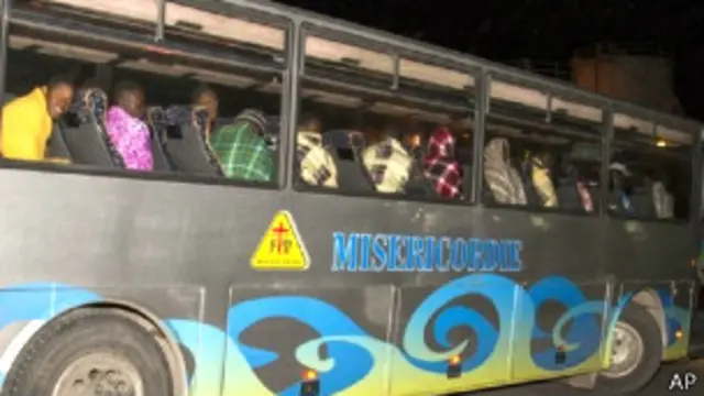 इटली तट के पास प्रवासी