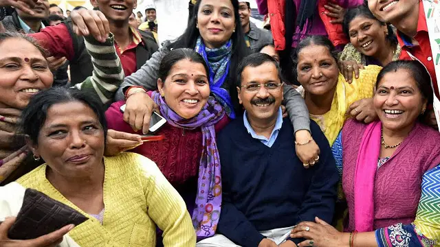 کیجریوال کی عام آدمی پارٹی کو تاریخی جیت حاصل ہوئي ہے