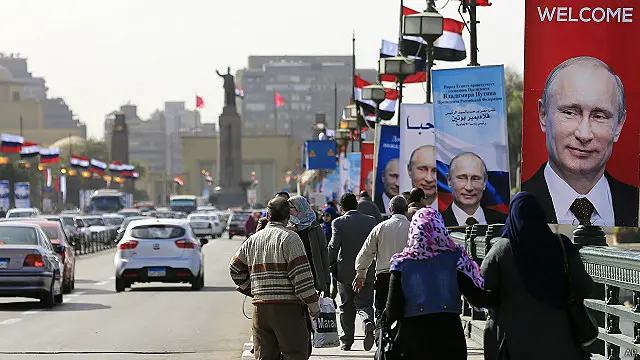 مصری دارالحکومت قاہرہ میں روسی صدر کے استقبال کے لیے استقبالیہ بورڈ لگائے گئے ہیں
