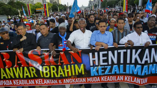 Pendukung Anwar Ibrahim menggelar aksi dukungan 