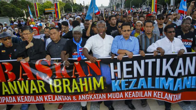 安瓦尔支持者在布城司法宫外游行（10/2/2015）