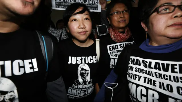 厄维阿纳（中）走出香港湾仔法院大楼（10/2/2015）