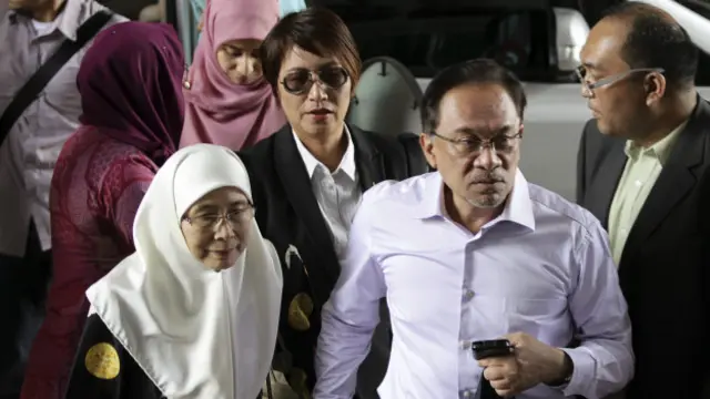 Keluarga Anwar kini mengajukan pengampunan kepada raja Malaysia.