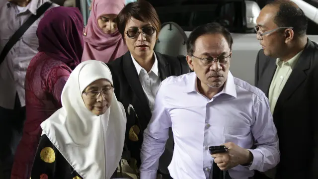 ملائیشیا کے آئین کے مطابق سزا ملنے کے 14 روز کے اندر اندر انور ابراہیم کے سیاسی کرئیر پر خود بخود پانچ سالہ پابندی عائد ہو جائے گی اور یہ اسی صورت میں ملتوی ہو سکتی ہے جو وہ اس کے خلاف اپیل دائر کریں