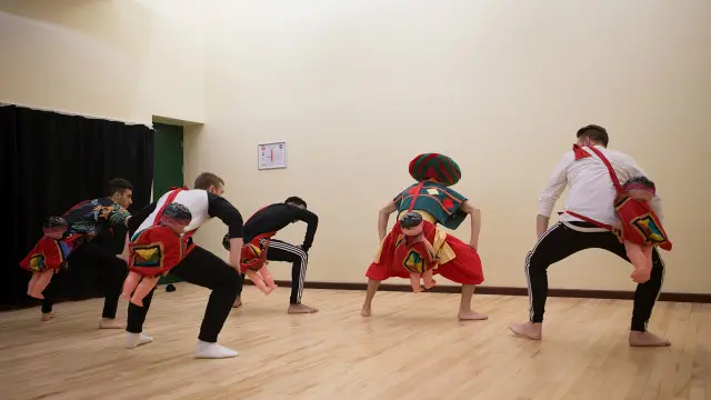 进入第二轮选拔外国舞者在海选现场