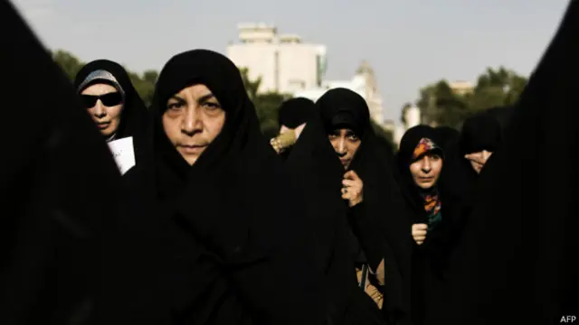 Phụ nữ Iran choàng khăn chùm đầu tham gia biểu tình quảng bá cho tính trinh tiết Hồi giáo. 