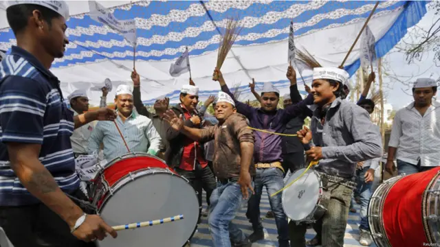 اس جیت کے بعد پارٹی کے کارکنان ڈھول تاشوں کی تھاپ پر جھوم اٹھے۔