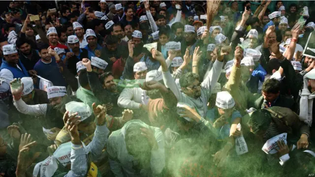 انھوں نے مزید کہا: ’میں درخواست کرتا ہوں پوری پارٹی سے کہ ذرا سا بھی غرور نہ کریں۔ کانگریس کا اور بی جے پی کا یہ حال غرور کی وجہ سے ہوا۔ اگر ہم نے بھی یہ کیا تو یہی سبق عوام ہمیں پانچ سال بعد دکھائیں گے۔‘