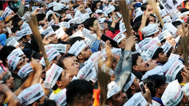 جوں جوں رجحانات سامنے آتے گئے عام آدمی پارٹی کے دفتر کے باہر لوگوں کی بھیڑ اکٹھی ہوتی گئی۔