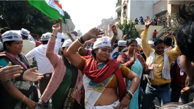  عام آدمی پارٹی کے حامی جگہ جگہ سڑکوں پر ناچتے گاتے نظر آئے۔