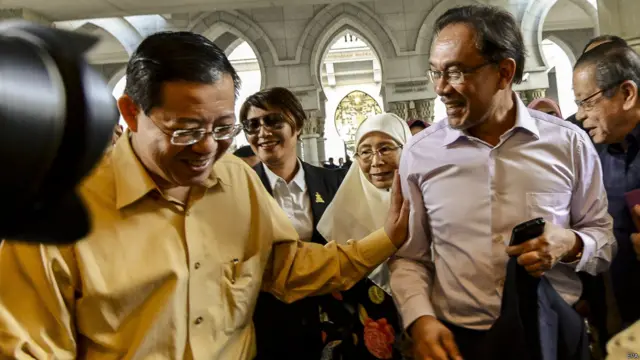 布城司法宫外林冠英（左）向安瓦尔问好（10/2/2015）